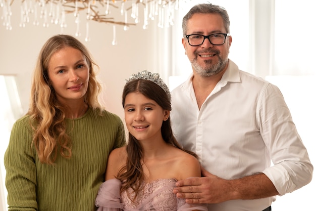 Foto gratuita familia sonriente de tiro medio posando juntos