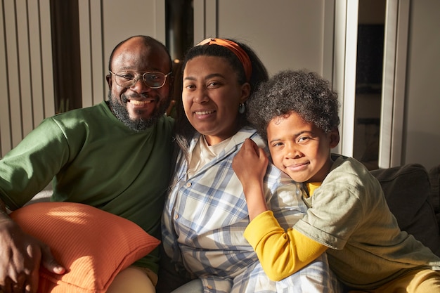 Familia sonriente de tiro medio posando