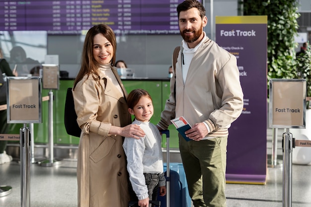 Familia sonriente de tiro medio viajando