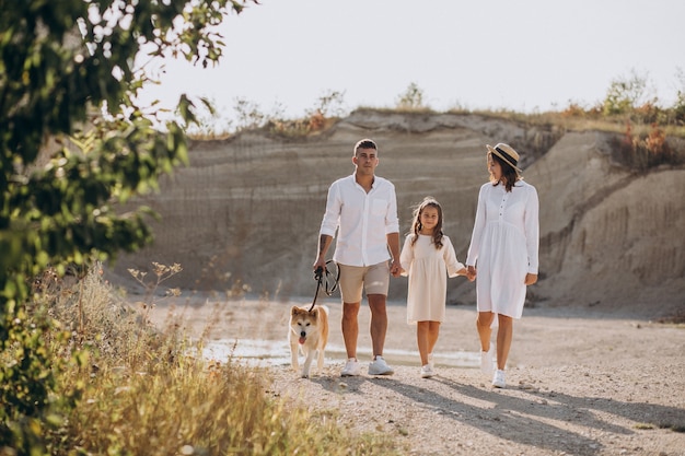 Familia con su hija y su perro saliendo