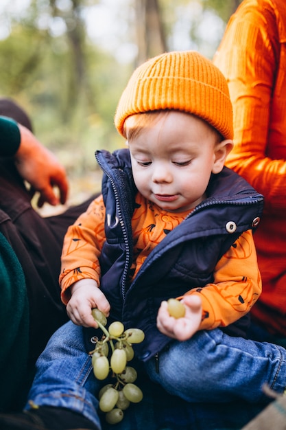 Familia con su pequeño hijo haciendo picnic en el parque