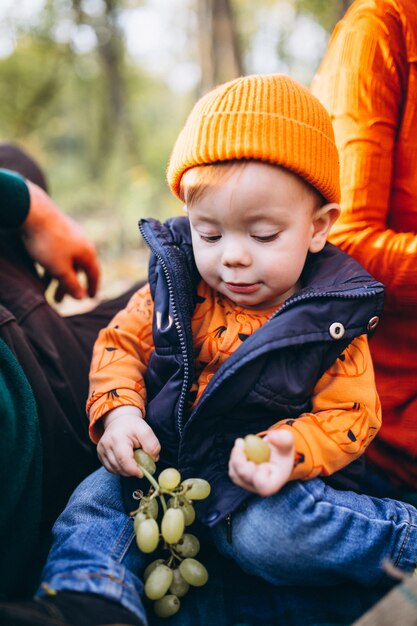 Familia con su pequeño hijo haciendo picnic en el parque