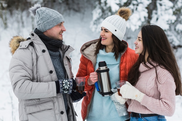 Familia con té hablando el uno con el otro