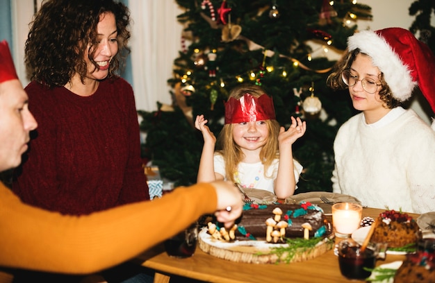 Familia teniendo una cena de navidad