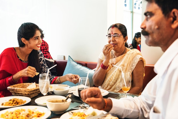 Familia teniendo comida india