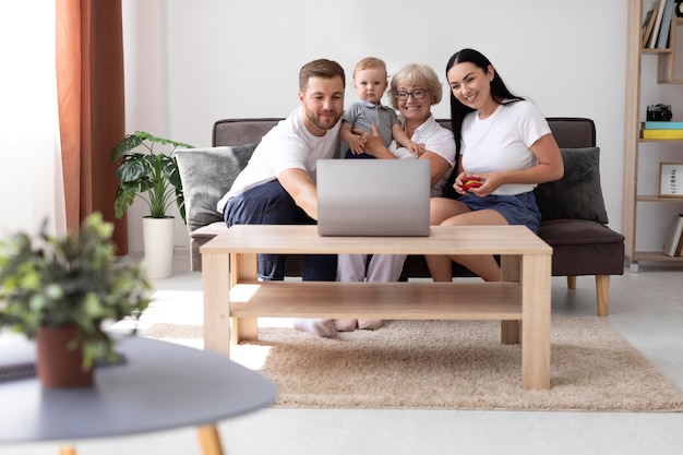 Familia teniendo una videollamada en casa