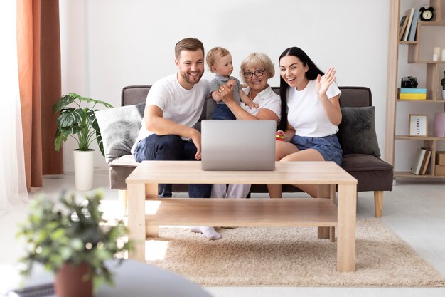 Familia teniendo una videollamada en casa