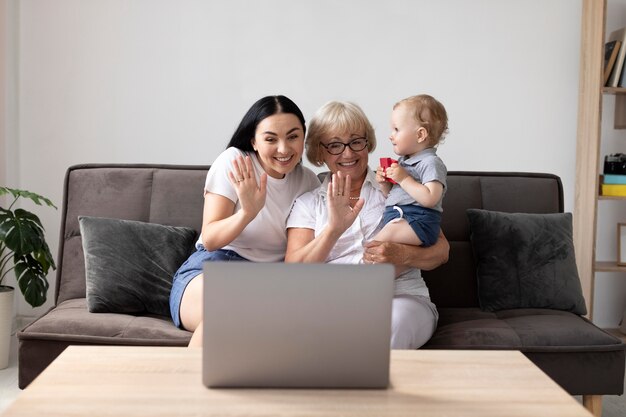 Familia teniendo una videollamada en casa