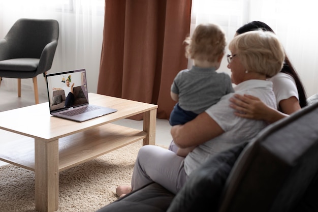 Familia teniendo una videollamada en casa