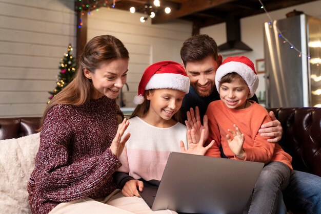Familia teniendo una videollamada el día de Navidad