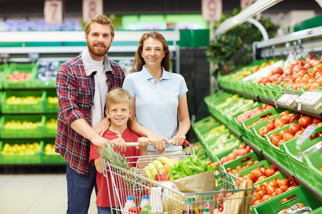 Foto gratuita familia en tienda de abarrotes