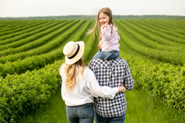 Foto gratuita familia en tierras de cultivo