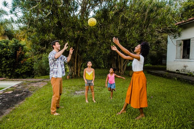 Familia tirando pelota