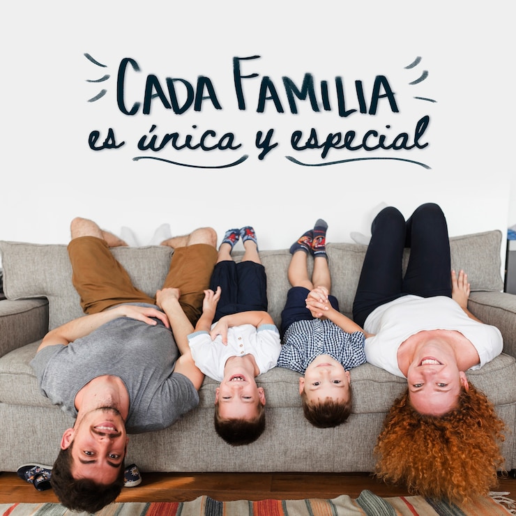 Foto gratuito familia de tiro completo acostado en el sofá