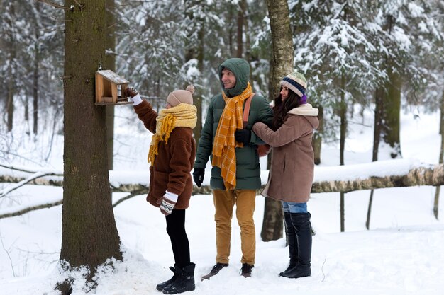 Familia de tiro completo al aire libre en invierno