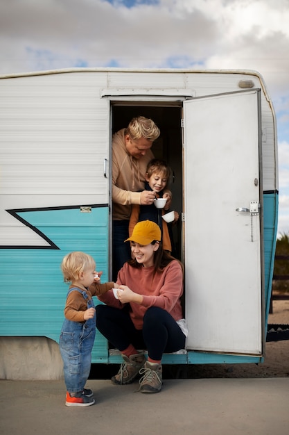 Familia de tiro completo con autocaravana.