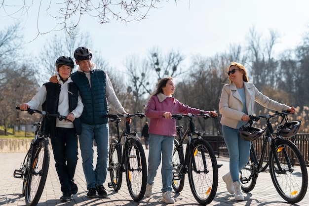 Familia de tiro completo en bicicleta juntos