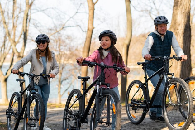 Familia de tiro completo en bicicleta juntos