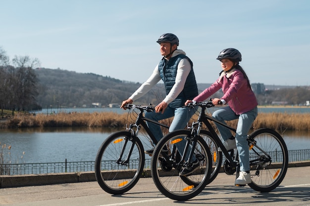 Foto gratuita familia de tiro completo en bicicleta juntos