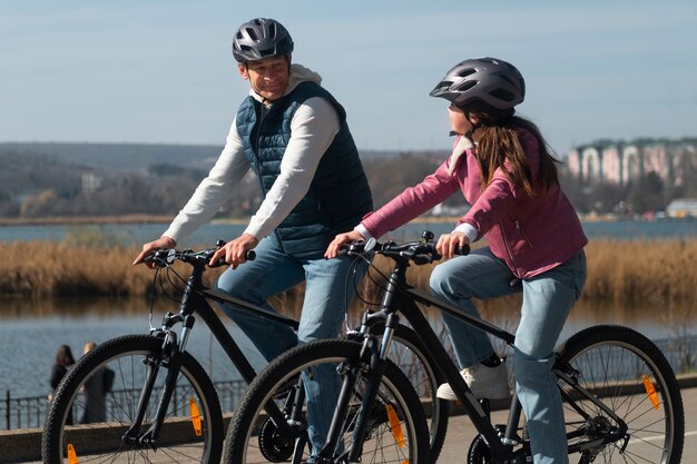 Familia de tiro completo en bicicleta juntos