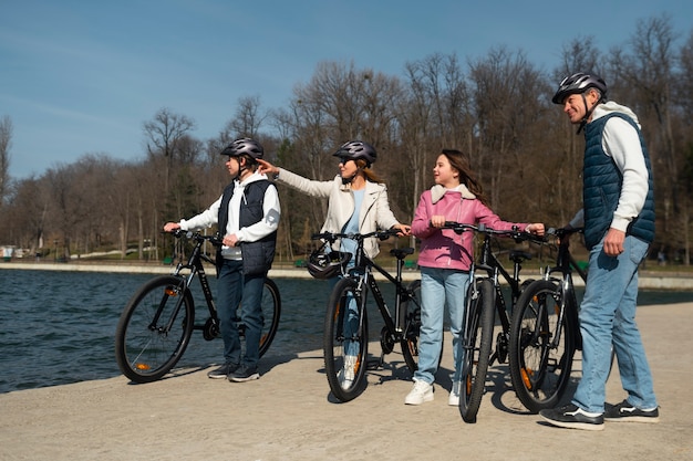 Familia de tiro completo en bicicleta juntos