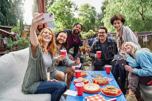 Familia de tiro completo celebrando el 4 de julio.