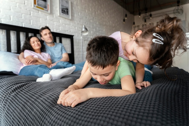 Familia de tiro completo divirtiéndose en casa