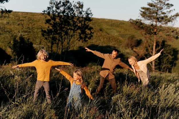 Familia de tiro completo divirtiéndose en la pradera