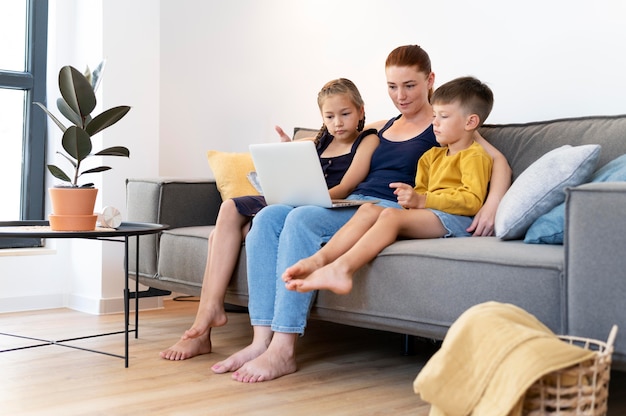 Familia de tiro completo con laptop