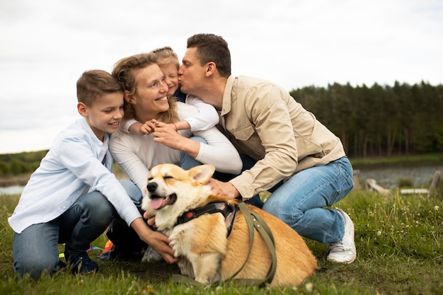 Familia de tiro completo con lindo perro