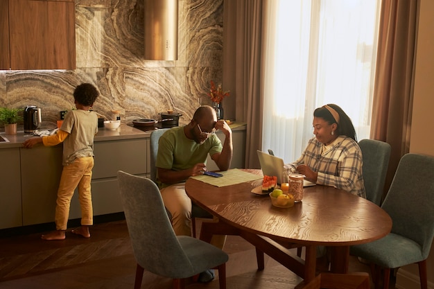 Familia de tiro completo pasar tiempo en casa