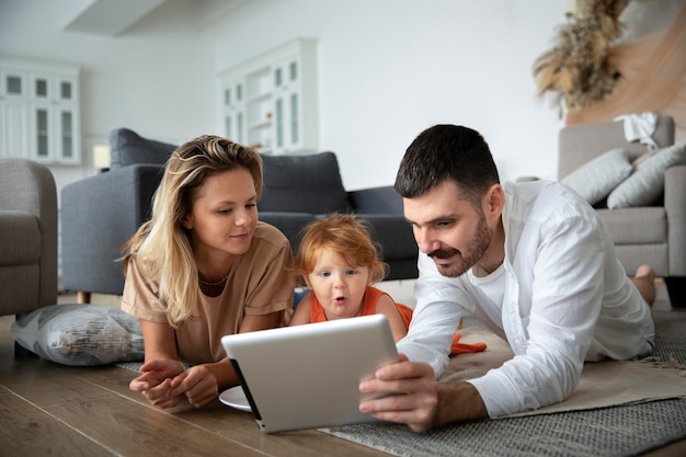 Familia de tiro completo con tableta