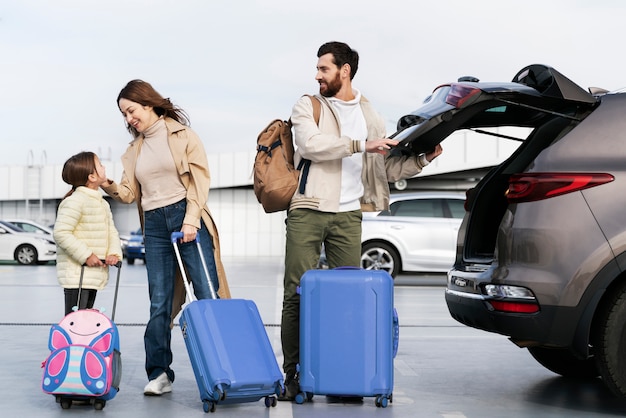 Familia de tiro completo viajando juntos