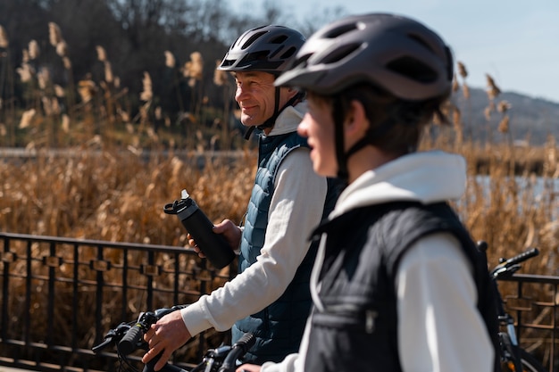 Foto gratuita familia de tiro medio en bicicleta juntos