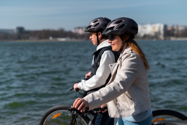 Foto gratuita familia de tiro medio en bicicleta juntos