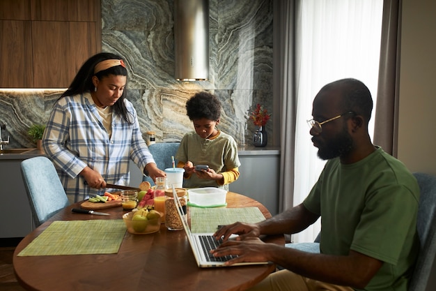 Foto gratuita familia de tiro medio en casa juntos