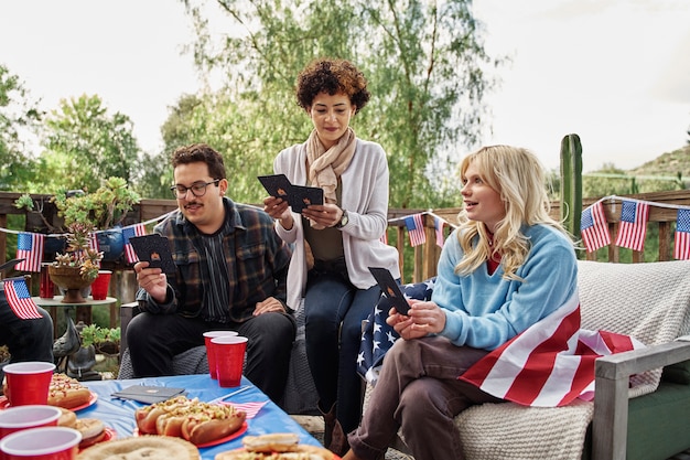 Familia de tiro medio celebrando el 4 de julio al aire libre