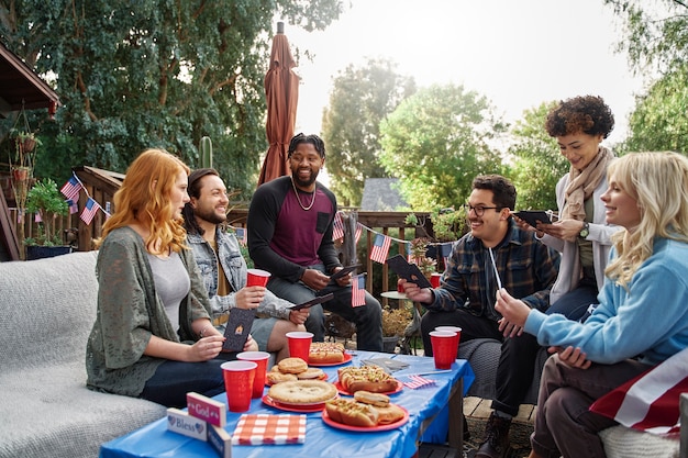 Foto gratuita familia de tiro medio celebrando el 4 de julio al aire libre