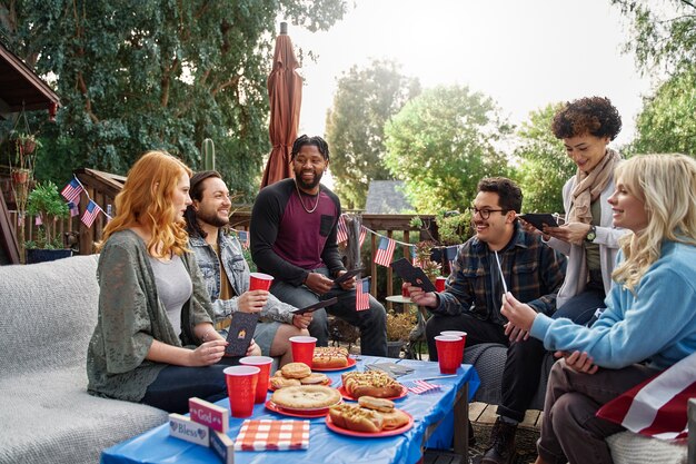 Familia de tiro medio celebrando el 4 de julio al aire libre