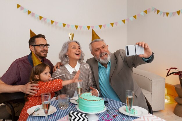 Familia de tiro medio celebrando cumpleaños