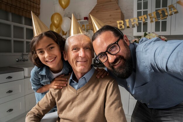 Familia de tiro medio celebrando juntos