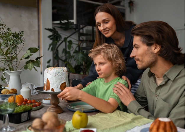 Familia de tiro medio celebrando la pascua ortodoxa