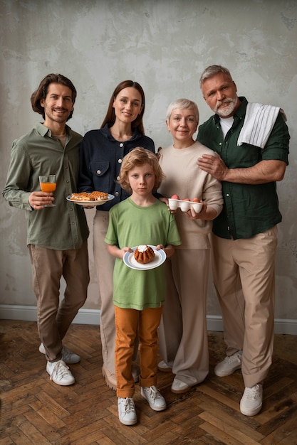 Foto gratuita familia de tiro medio celebrando la pascua ortodoxa