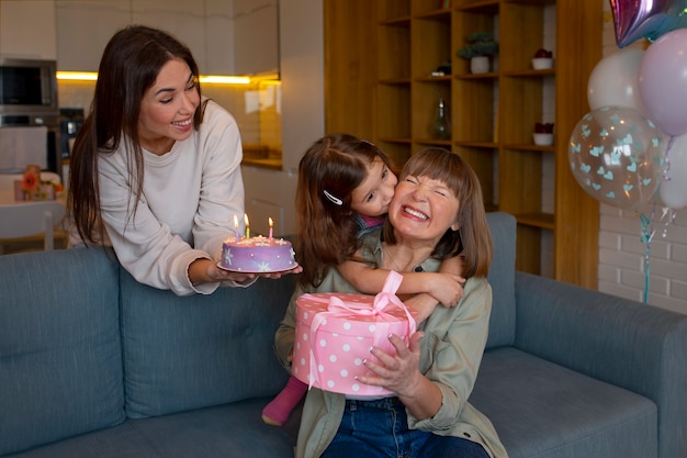 Familia de tiro medio celebrando con pastel