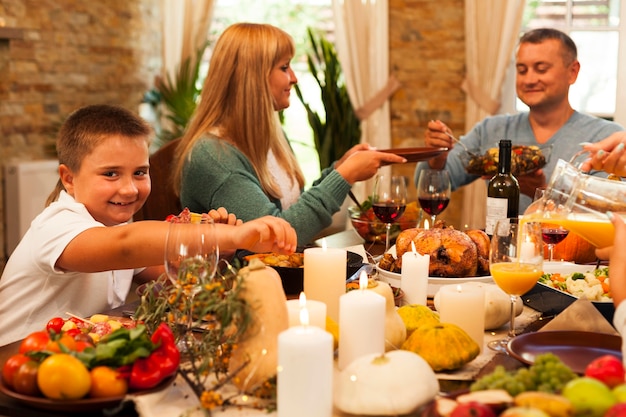 Familia de tiro medio cenando