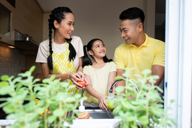 Foto gratuita familia de tiro medio en la cocina