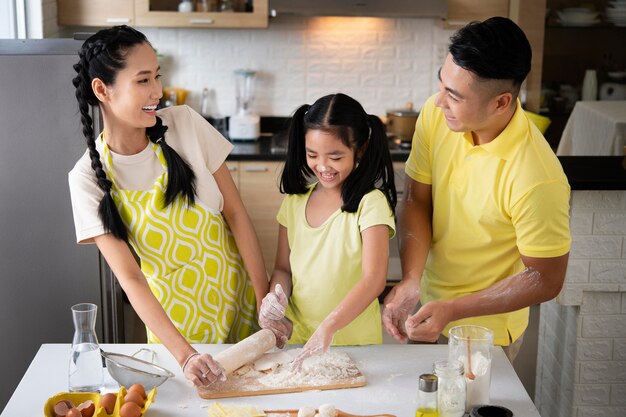 Familia de tiro medio cocinando juntos