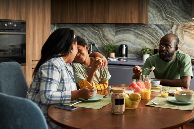 Familia de tiro medio comiendo juntos