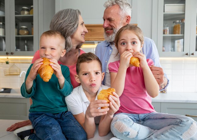 Familia de tiro medio con croissants