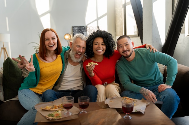 Familia de tiro medio con deliciosa pizza.